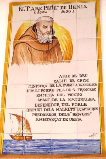 Sobre el Pare Pere, en su ermita en Dénia | Imagen: Tino Calvo