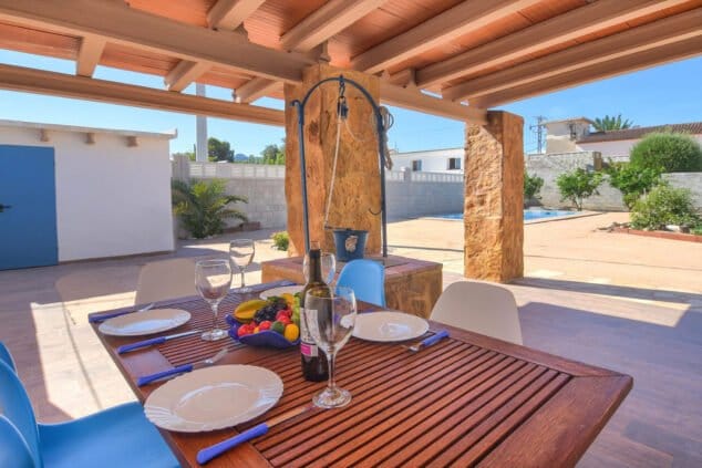 terraza cubierta casa alquiler cuatro personas denia aguila rent a villa