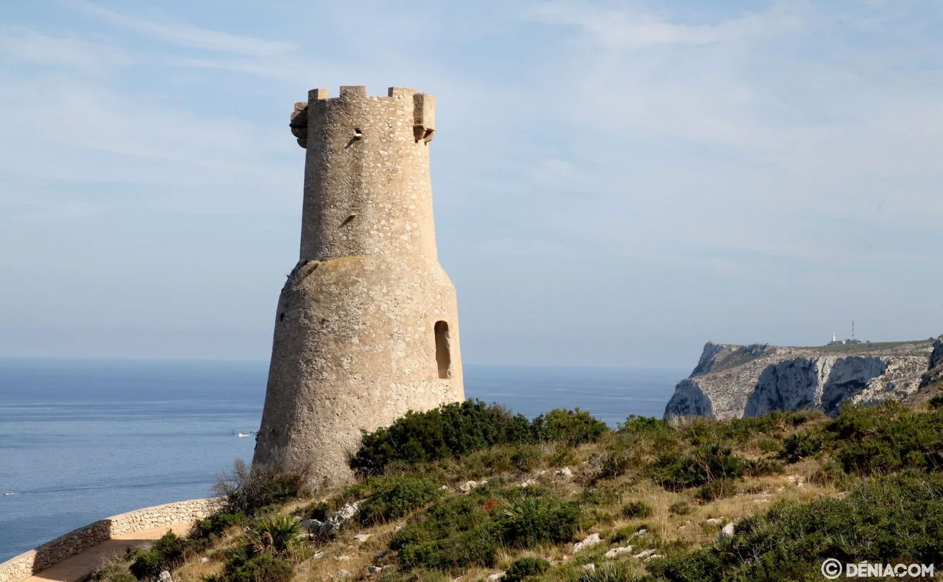 La Torre del Gerro con el Cabo de San Antonio al fondo