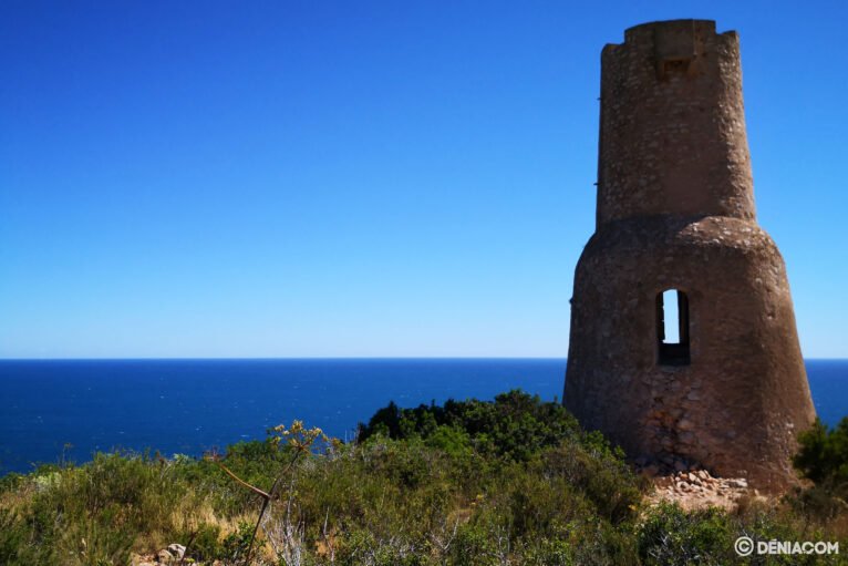 La Torre del Gerro vista desde su cara trasera, con el mar a la izquierda