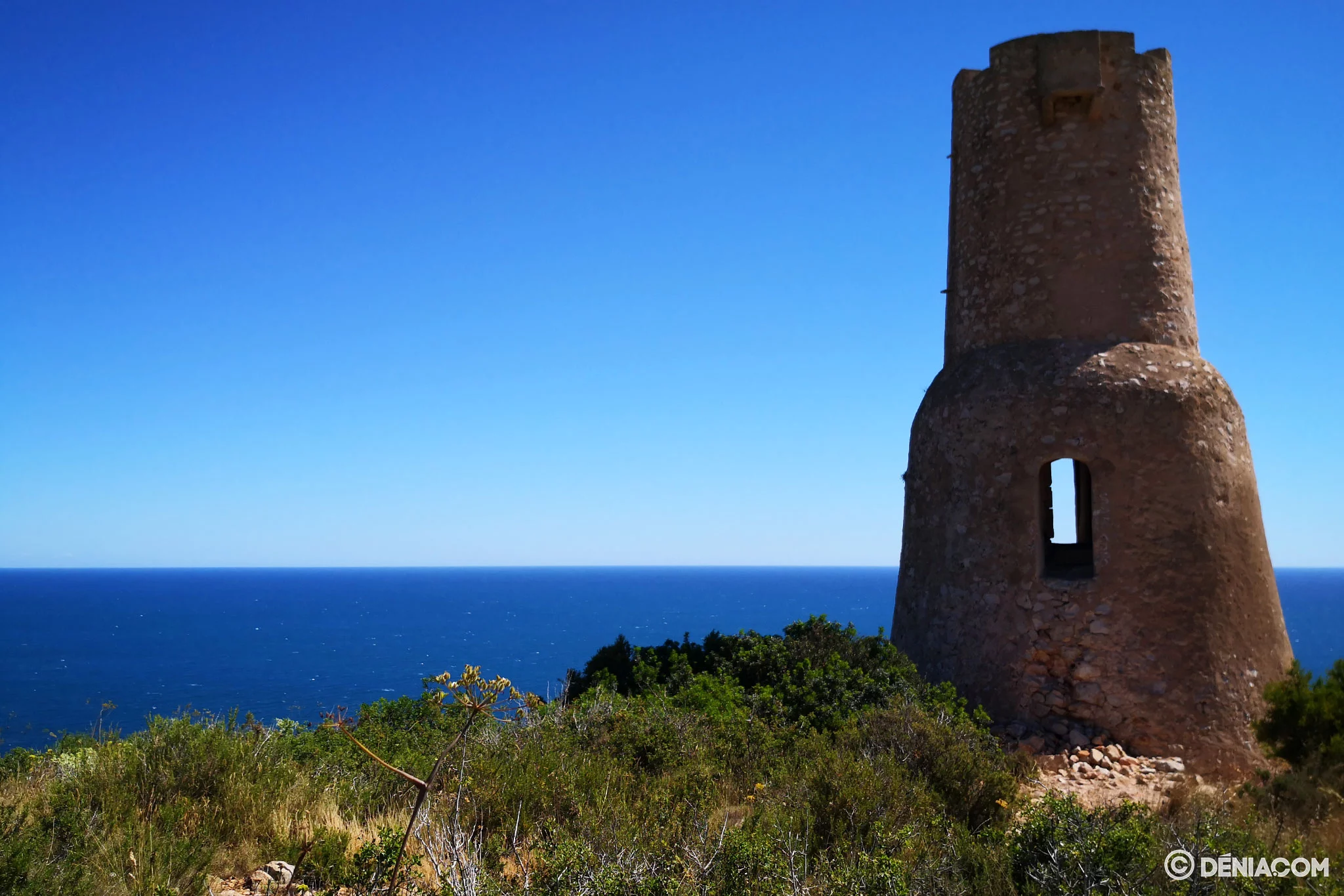 La Torre del Gerro vista desde su cara trasera, con el mar a la izquierda