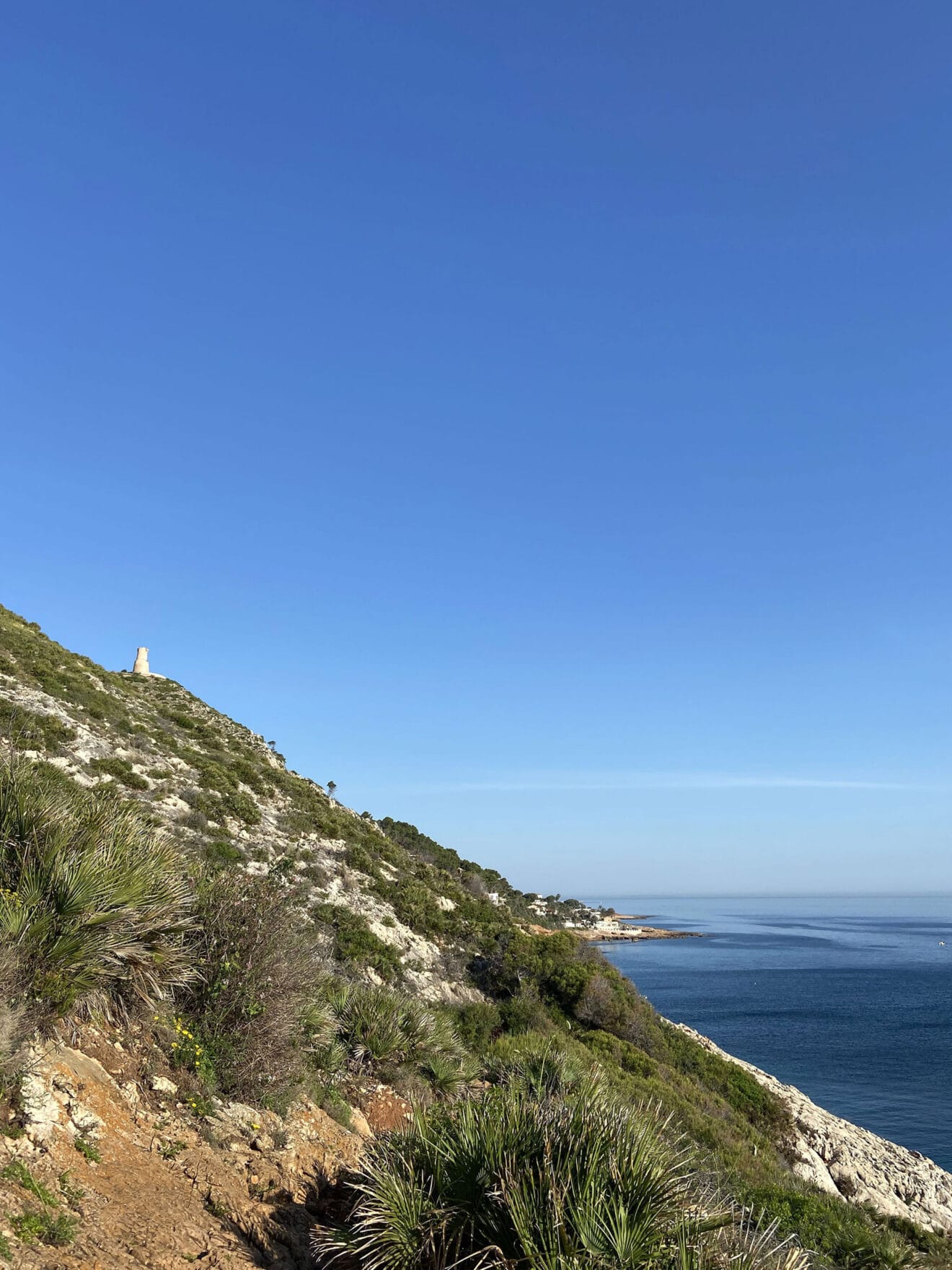 Vista de la Torre del Gerro desde el sendero de la Cova Tallada