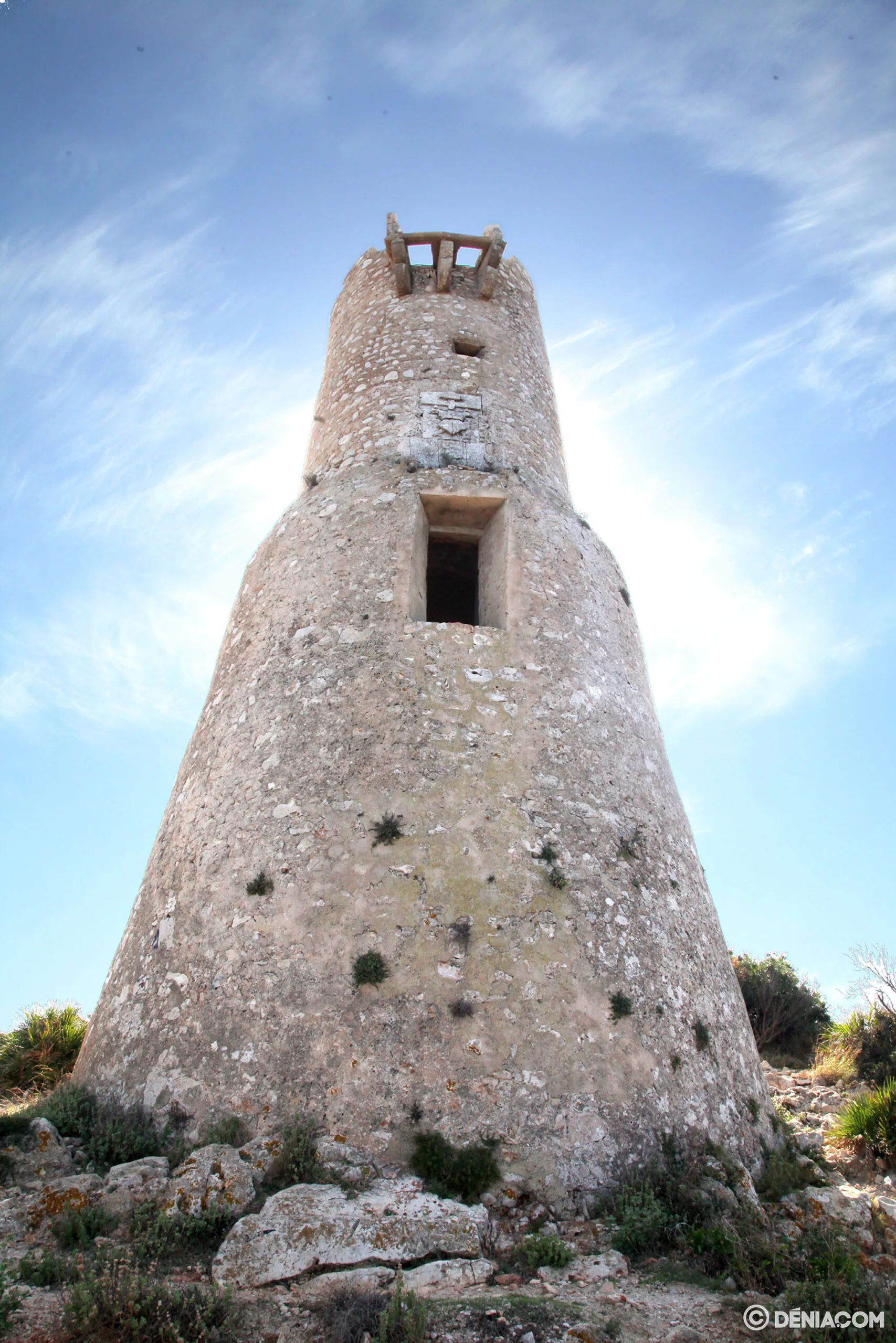 Vista del escudo de la Torre del Gerro de Dénia