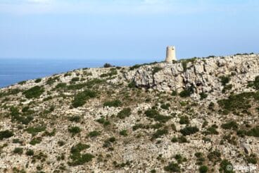 Vista a lo lejos de la Torre del Gerro en Dénia