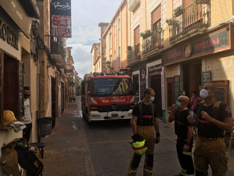 Actuación de los bomberos en la calle Loreto