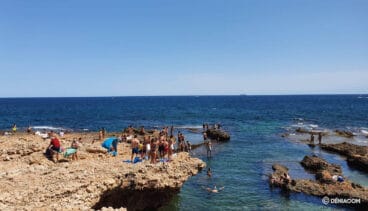 banistas en la playa de les rotes
