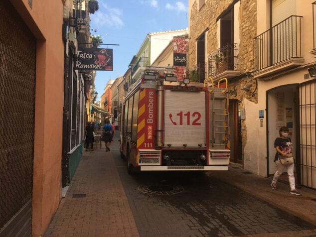 Bomberos actúan contra las llamas en un local de restauración de la calle Loreto 1 Imagen: Camión de bomberos en la calle Loreto