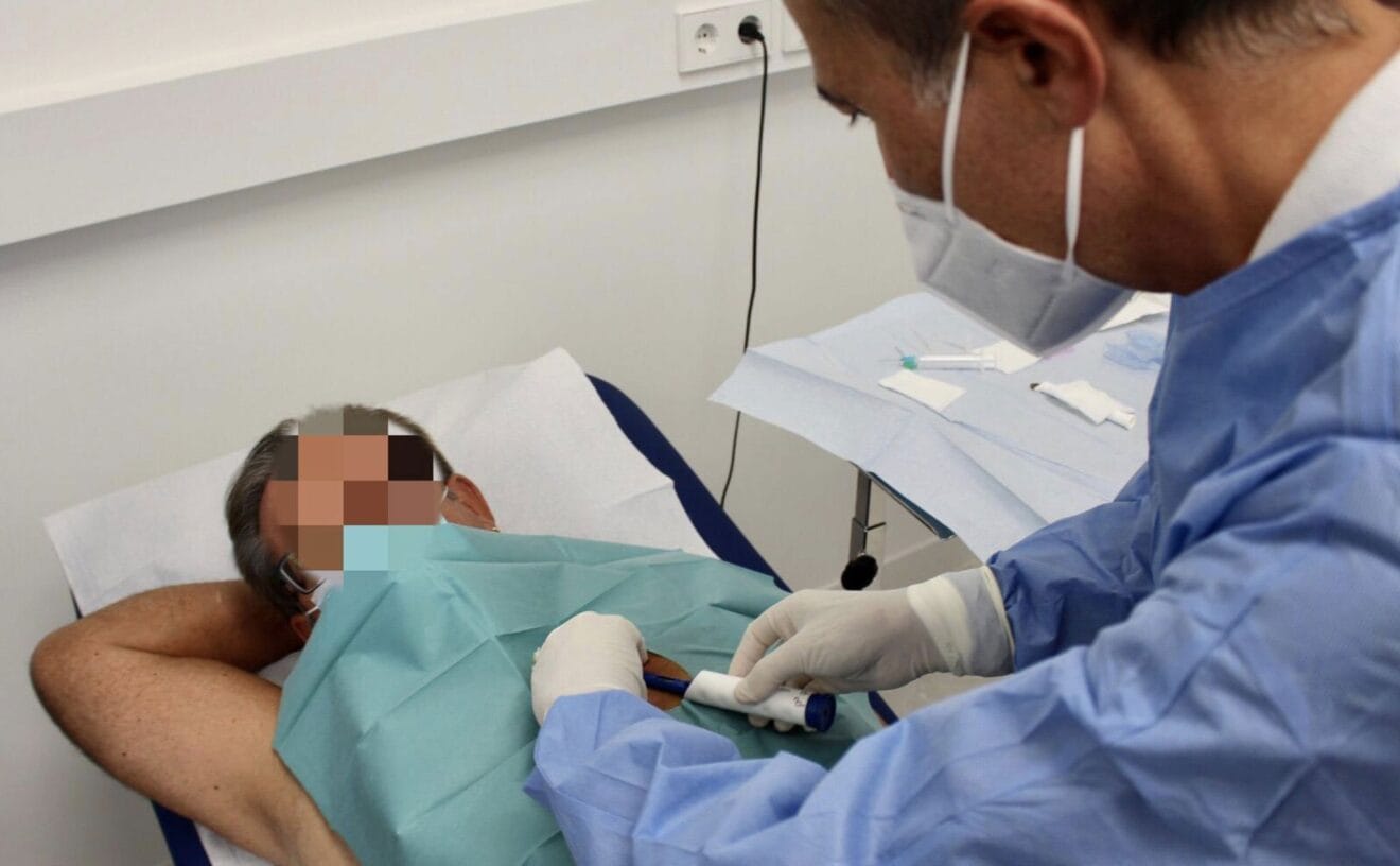 El cardiólogo Fernando de la Guía durante el implante - Policlínica Glorieta