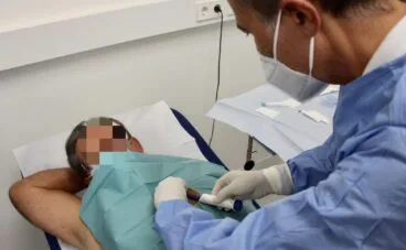 cardiologo fernando de la guia durante el implante policlinica glorieta