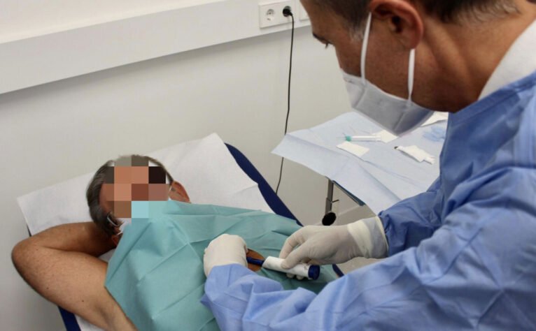 El cardiólogo Fernando de la Guía durante el implante - Policlínica Glorieta