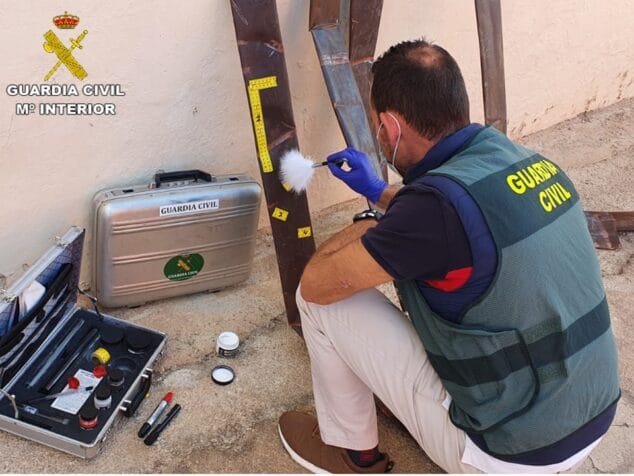 Imagen: Científico de la Guardia Civil buscando huellas