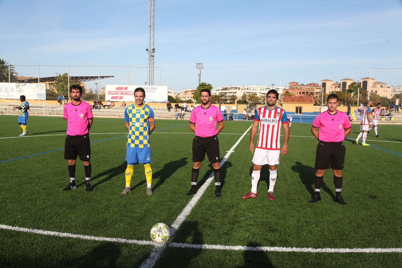 Inicio del derbi entre el CD Dénia y el CD Jávea | Tino Calvo
