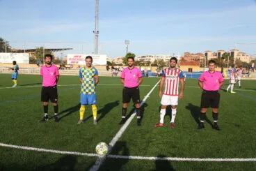 Inicio del derbi entre el CD Dénia y el CD Jávea | Tino Calvo