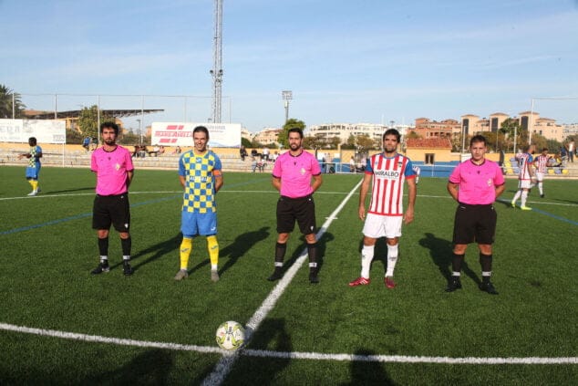 Imagen: Inicio del derbi entre el CD Dénia y el CD Jávea | Tino Calvo