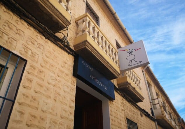 Imagen: Detalle de la fachada de la casa de pueblo donde se ubica El Baret de Miquel