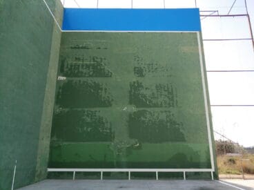 Deterioro de una pared del frontón