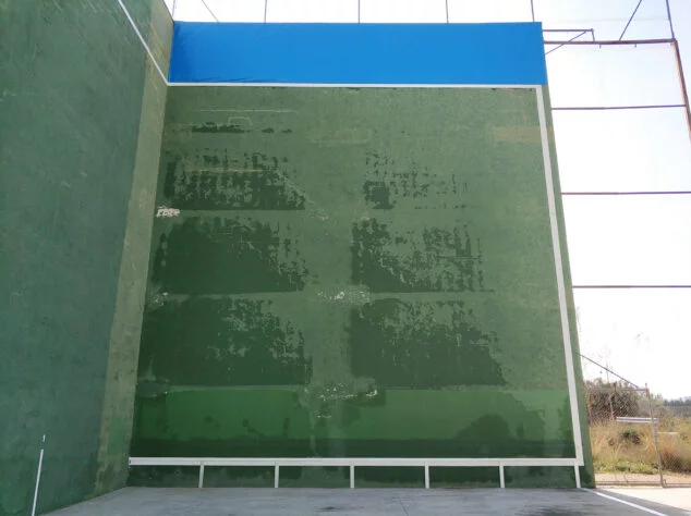 Imagen: Deterioro de una pared del frontón