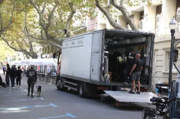El equipo de El Sustituto descarga material en Marqués de Campo | Tino Calvo