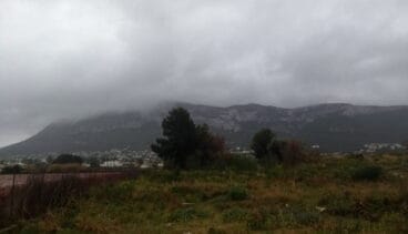 el montgo cubierto por las nubes