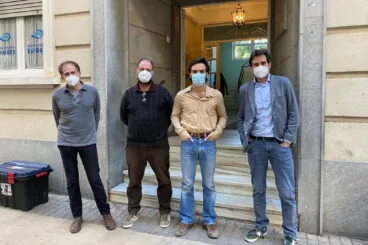 Equipo de El Sustituto frente a la Clínica Buigues | Tino Calvo