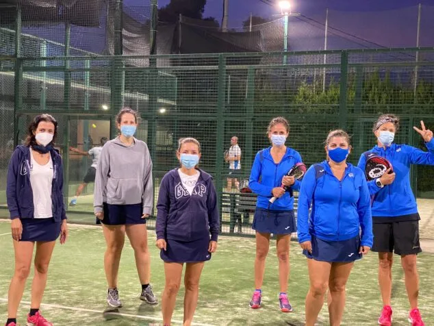 Las veteranas y veteranos del Club de Tenis de Dénia se alzan con tres victorias 4 Imagen: Equipo de pádel femenino del CT Dénia