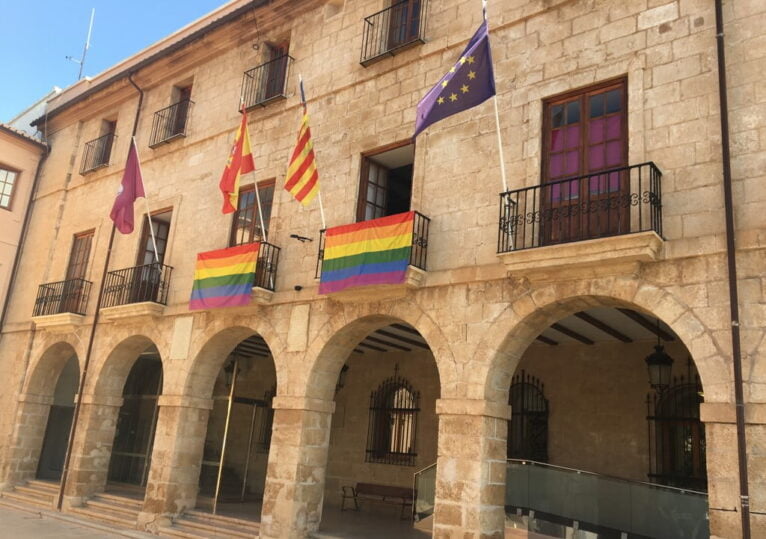 Fachada del ayuntamiento de Dénia con banderas del Orgullo LGTBI