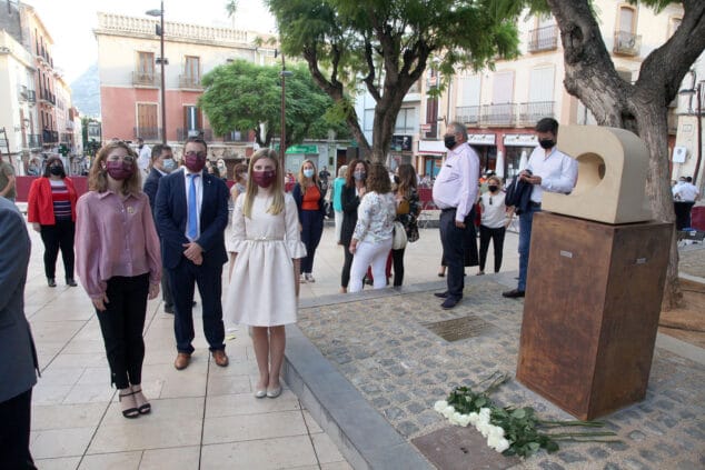 Imagen: Falleras Mayores y presidente de la Junta Local en el homenaje del 9 d'Octubre | Tino Calvo