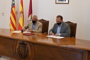 firma del convenio en el ayuntamiento de denia
