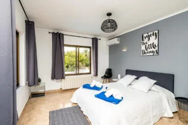 Una de las habitaciones de un chalet de vacaciones en Dénia – Aguila Rent a Villa
