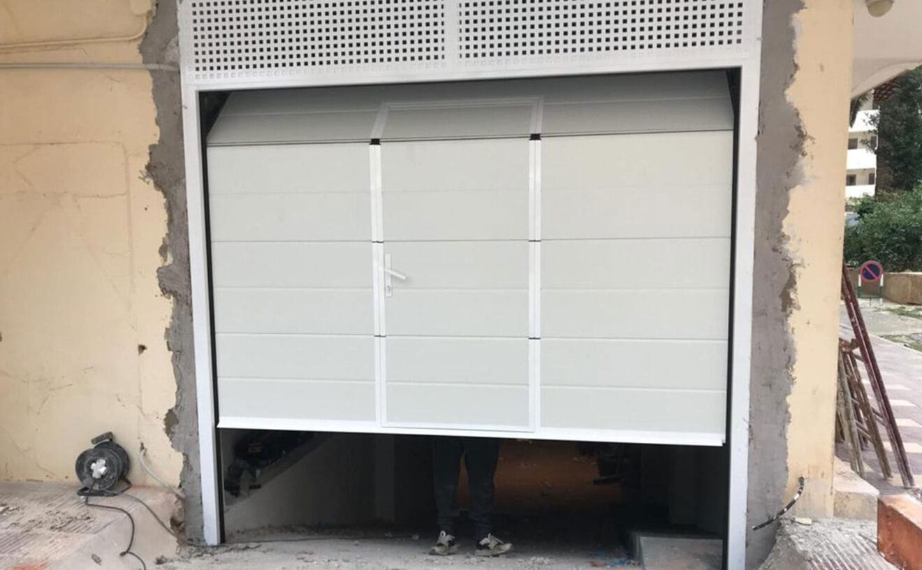 Instalación de una puerta seccional en un garaje en Dénia - Alucardona PVC y Aluminios S.L.
