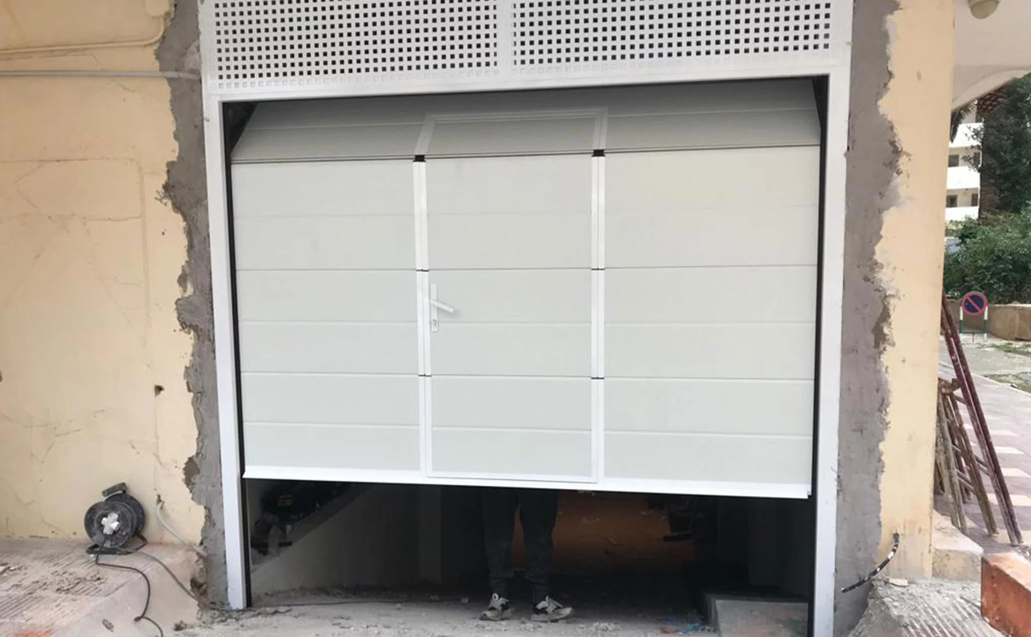 Instalación de una puerta seccional en un garaje en Dénia – Alucardona PVC y Aluminios S.L.