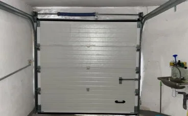 Interior de una puerta seccional en un garaje en Dénia – Alucardona PVC y Aluminios S.L.