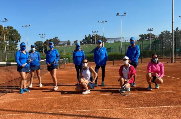 Las veteranas y veteranos del Club de Tenis de Dénia se alzan con tres victorias 1 Imagen: Jugadoras del C.T. Dénia