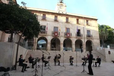La banda frente al ayuntamiento en el homenaje | Tino Calvo