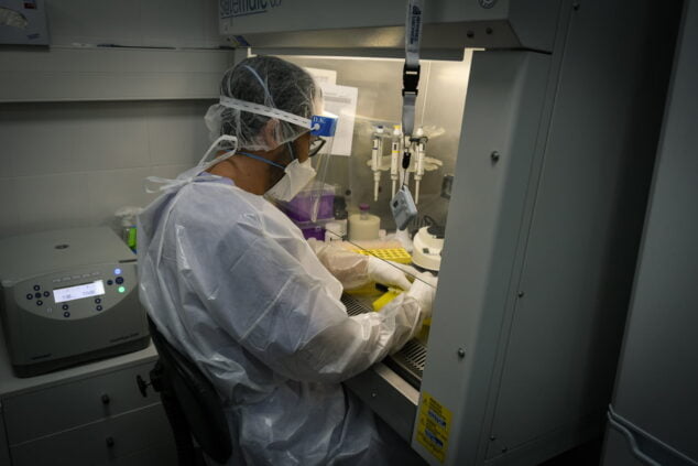 Imagen: Laboratorio del Hospital de Dénia analizando una prueba PCR