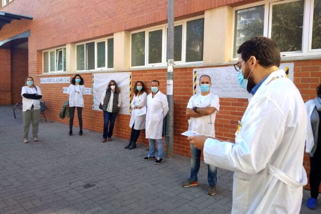 Los médicos de Dénia se suman a la huelga indefinida que se convoca por primera vez en 25 años 2 Imagen: Lectura de manifiesto frente al ambulatorio | Tino Calvo