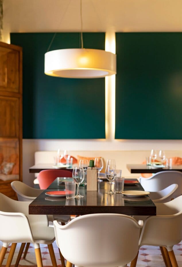 mesas sillas blancas la chula de cavallers