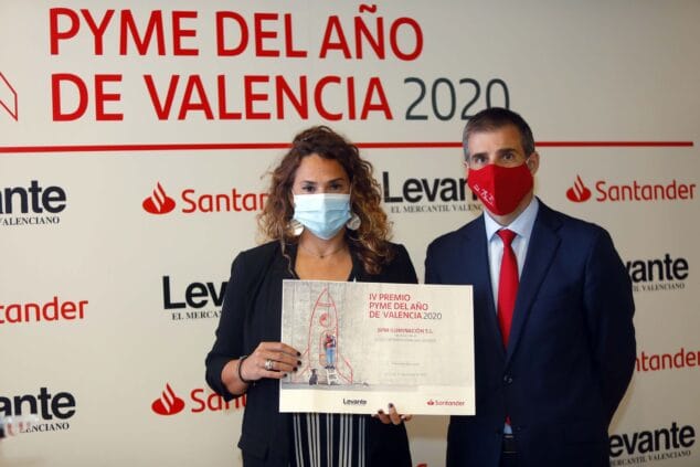 Imagen: Mónica Palomares recogiendo el premio