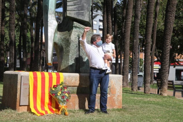 Carrió arremete contra la agenda del 9 d'Octubre: "¿Qué opina el ocio nocturno y los festeros de estos 5 días de festival?" 4 Imagen: Ofrenda de flores a la estatua de Jaume I | Tino Calvo