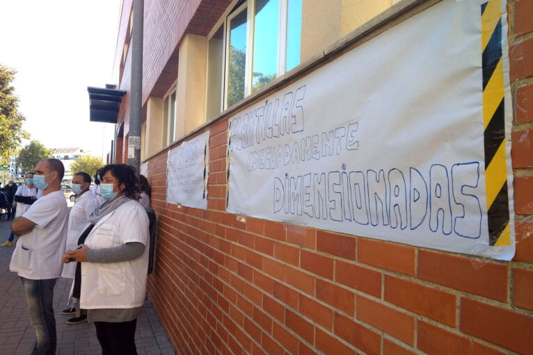 Pancarte en la fachada del centro de salud de Dénia | Tino Calvo