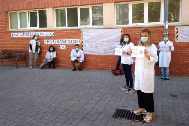 Los médicos de Dénia se suman a la huelga indefinida que se convoca por primera vez en 25 años 1 Imagen: Personal del ambulatorio dianense apoyando la huelga de médicos | Tino Calvo