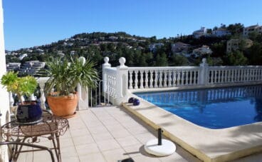 Piscina de una villa en venta junto al campo de golf La Sella – Promociones Denia S.L.