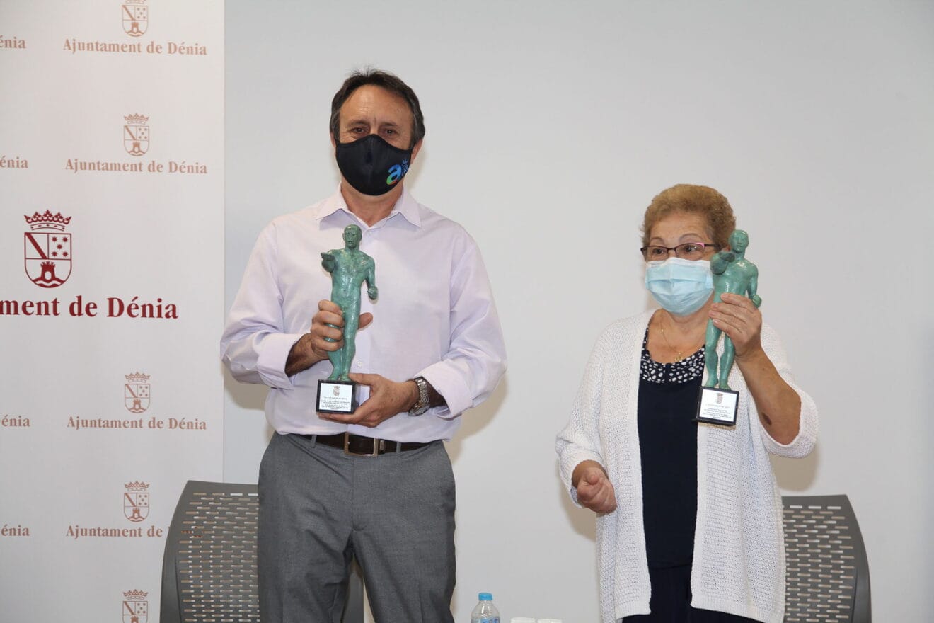 Centro Público Municipal de Formación de Personas Adultas de Alfafar recogen su premio | Tino Calvo
