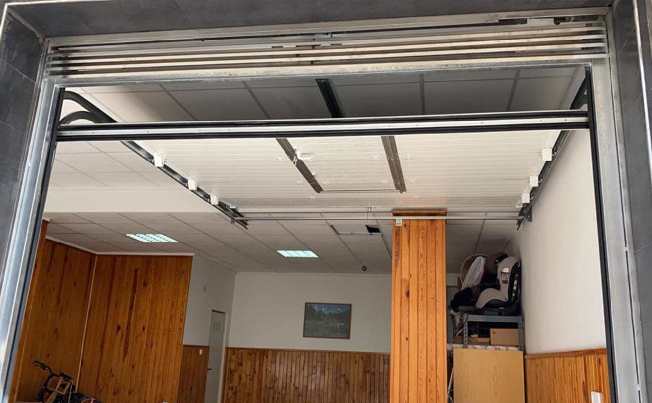 Puerta seccional en un garaje en Dénia - Alucardona PVC y Aluminios S.L.