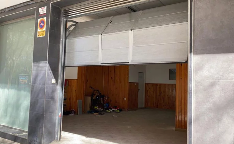 Una puerta seccional para garaje en Dénia - Alucardona PVC y Aluminios S.L.