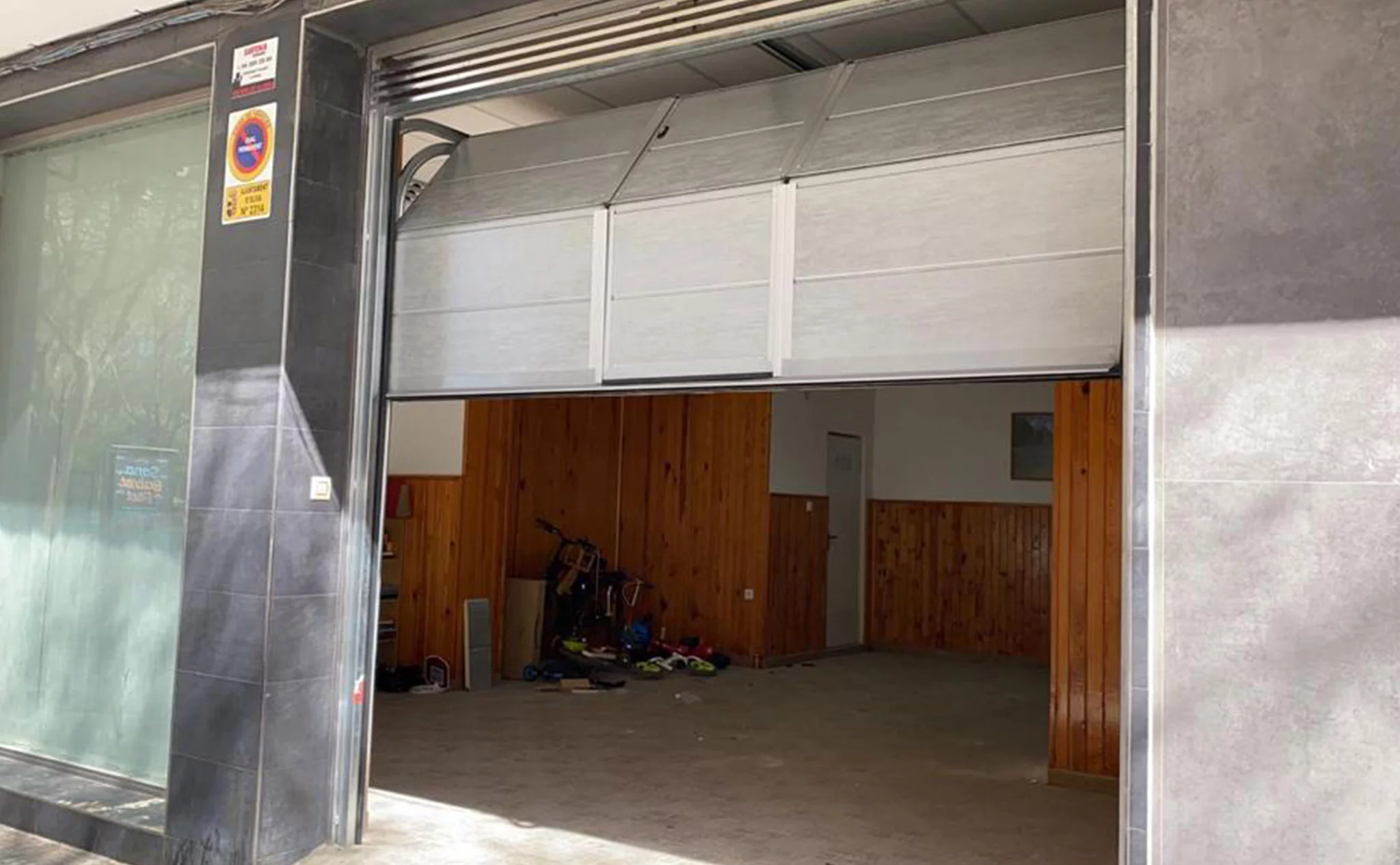 Una puerta seccional para garaje en Dénia – Alucardona PVC y Aluminios S.L.