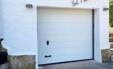 Puertas seccionales en garajes en Dénia – Alucardona PVC y Aluminios S.L.