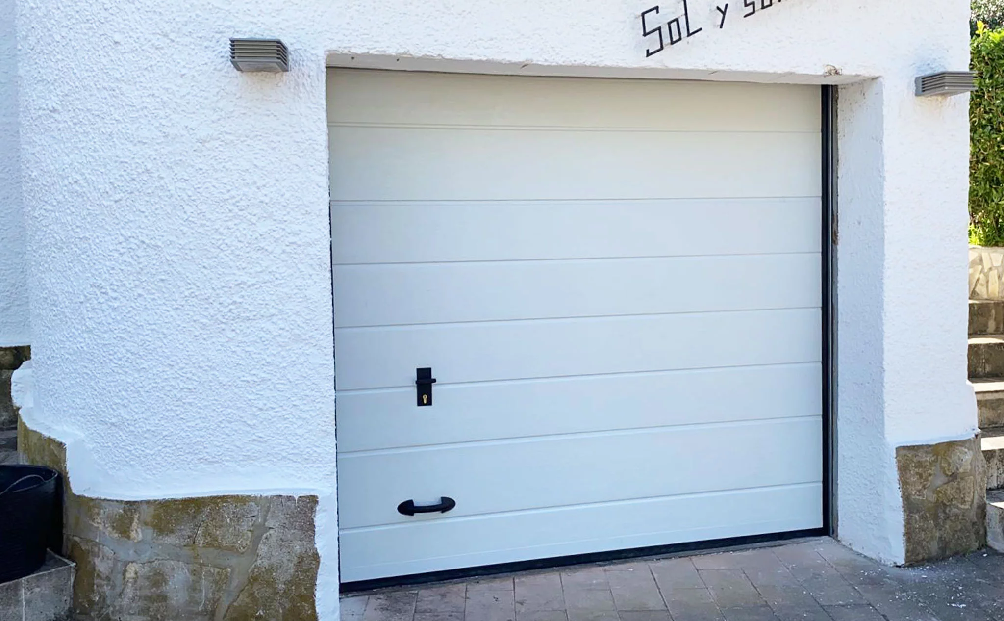 Puertas seccionales en garajes en Dénia – Alucardona PVC y Aluminios S.L.