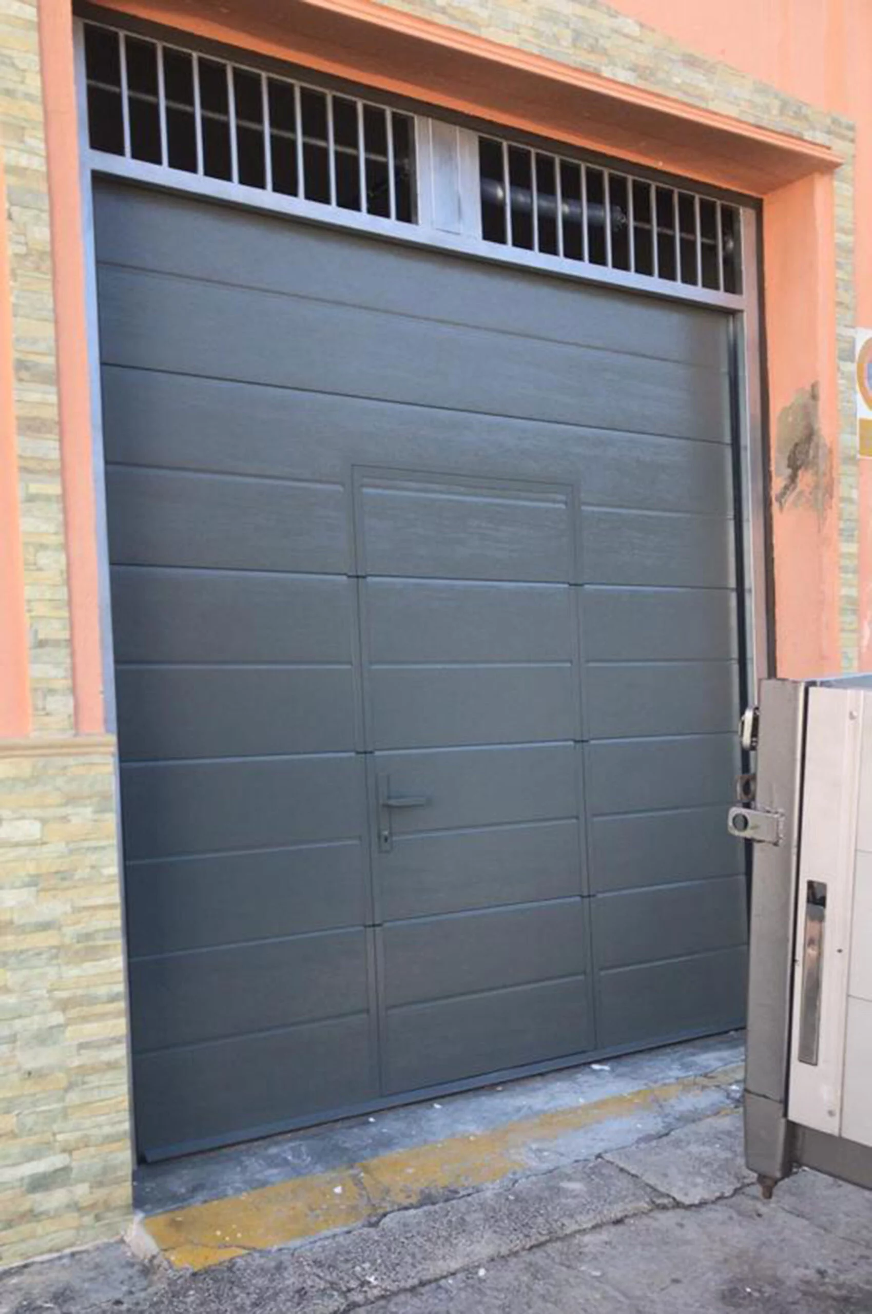 Puerta seccional para garaje en Dénia – Alucardona PVC y Aluminios S.L.