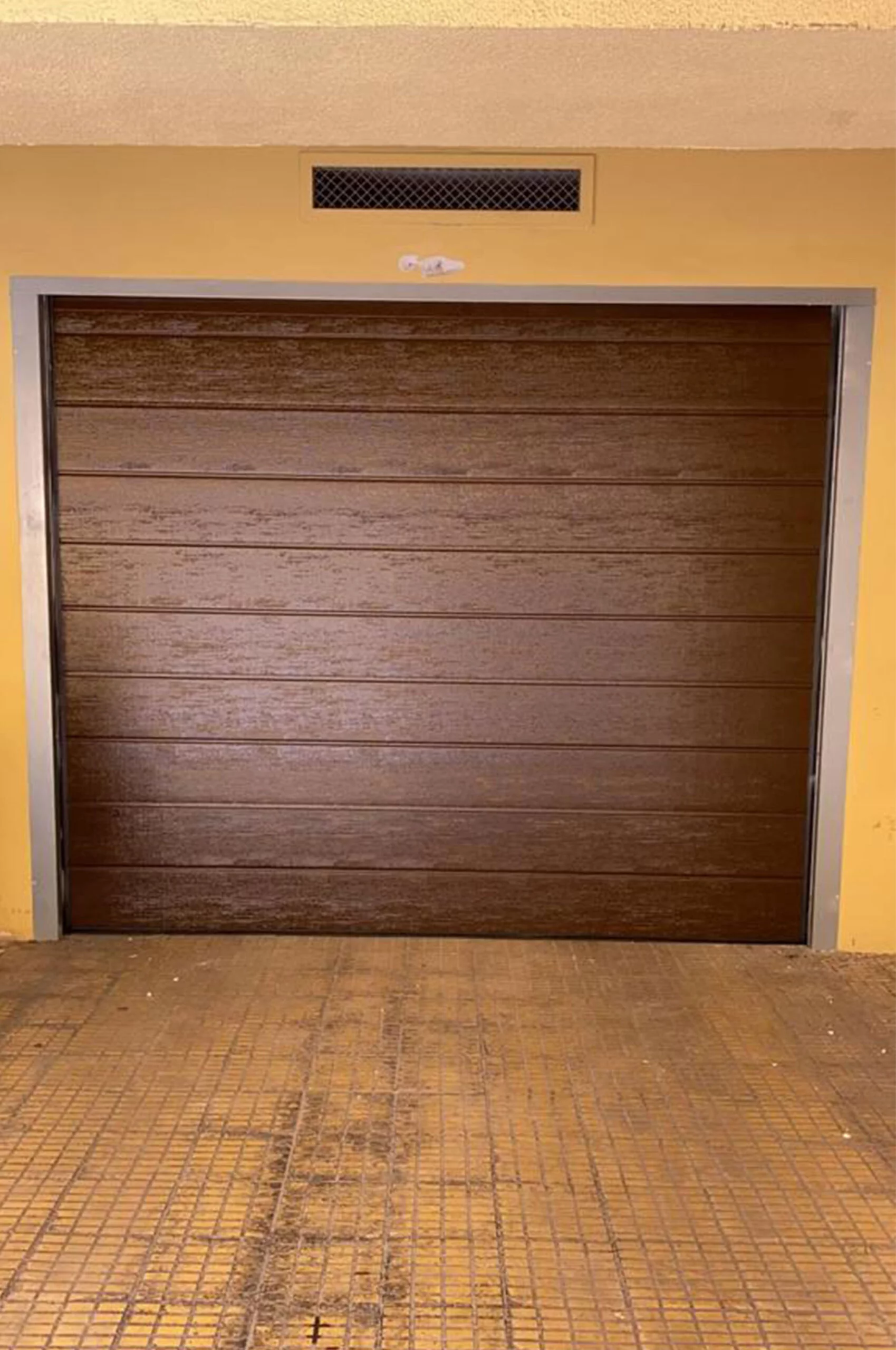 Puertas seccionales para garajes en Dénia – Alucardona PVC y Aluminios S.L.